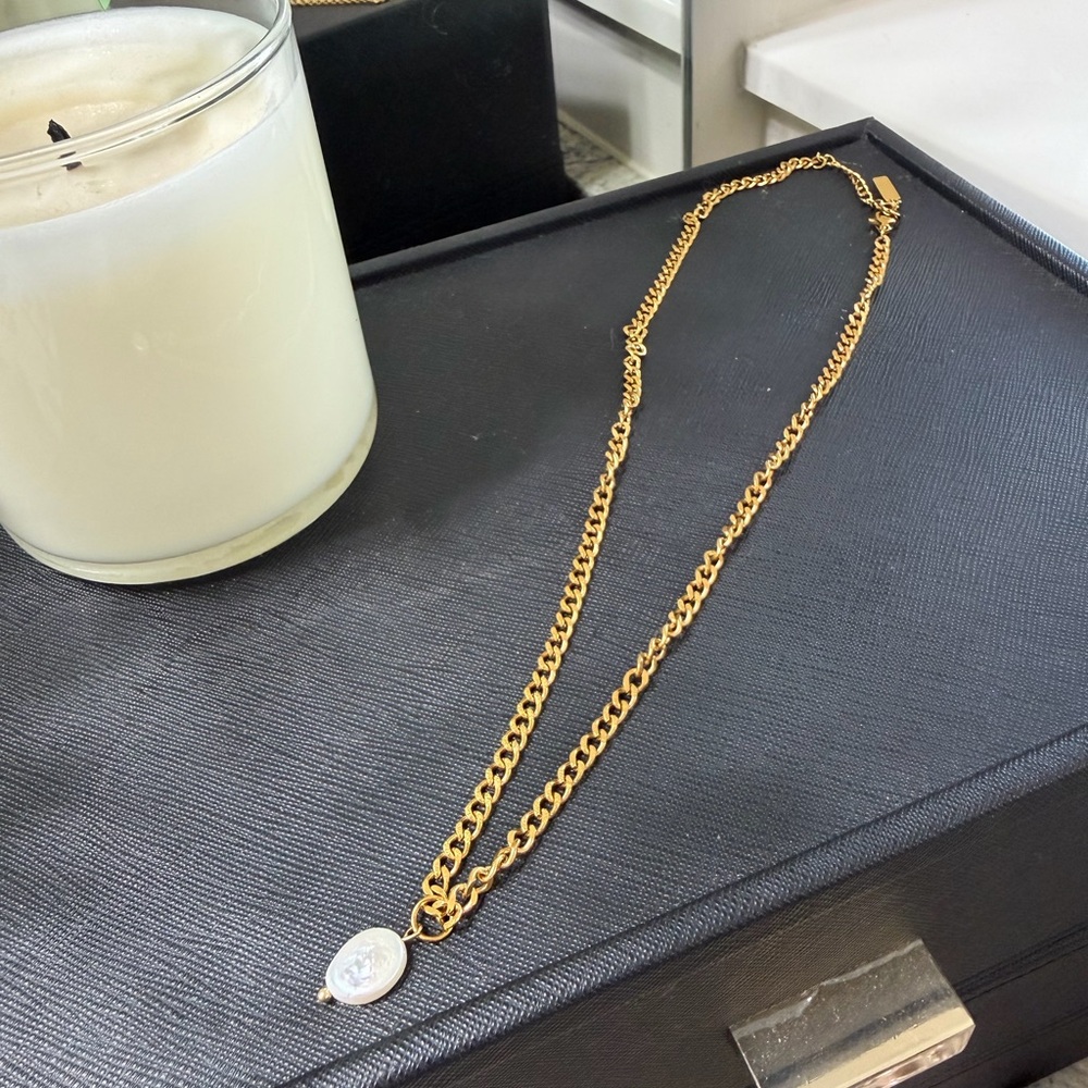 Chic Gold Necklace with Elegant Pendant